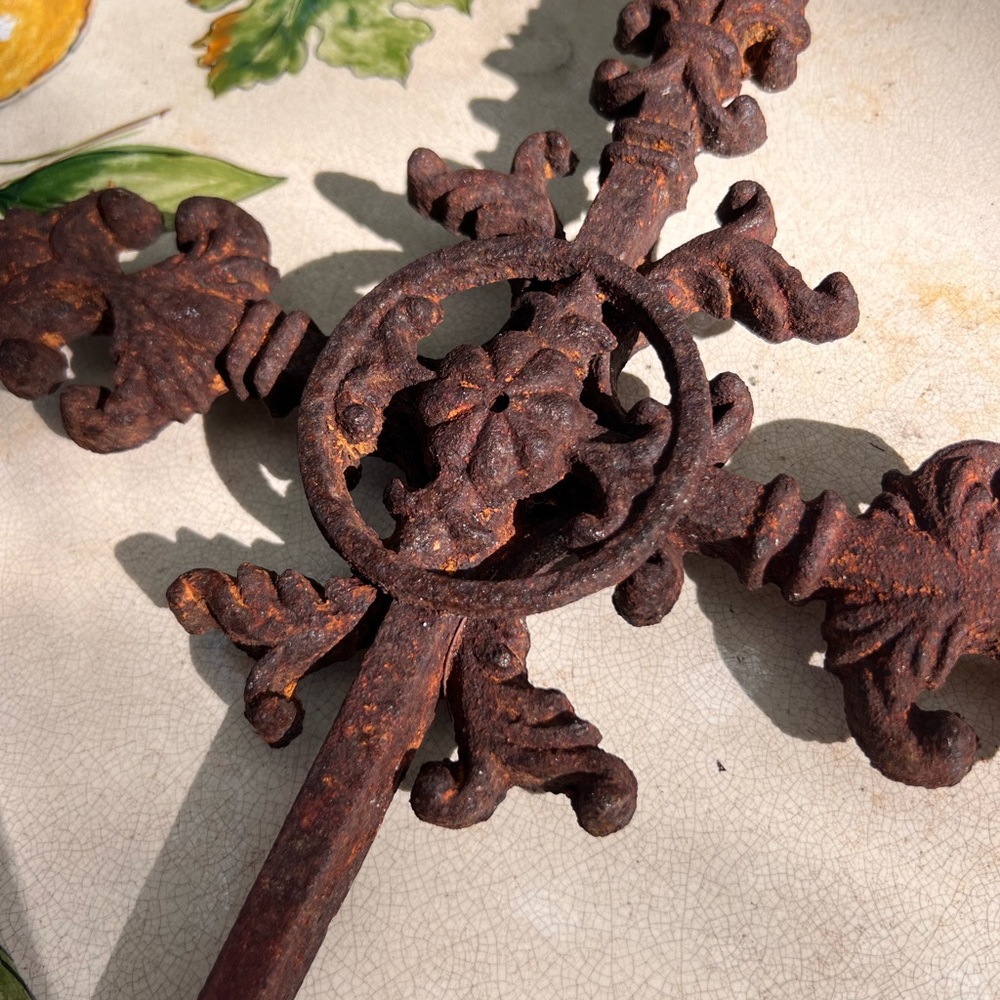 Beautiful Rustic Iron Cross Decor Rusty Had it hanging in garden - Picture 3 of 10